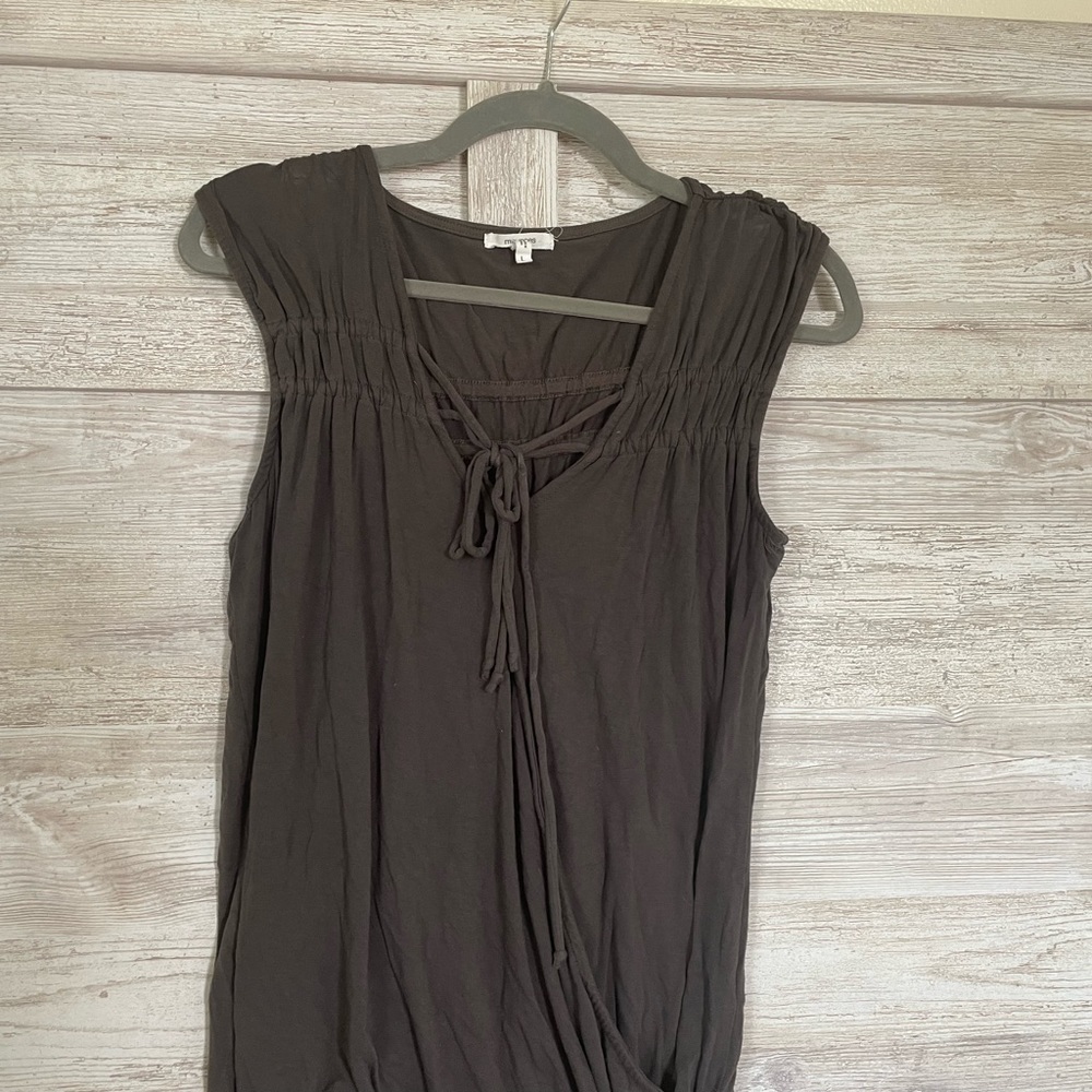 Cute top. - Picture 2 of 3